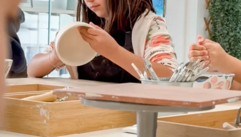 Taller de cerámica infantil Con S Líquida – espacio luminoso y creativo