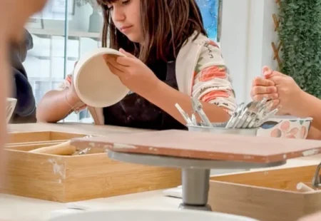 Taller de cerámica infantil Con S Líquida – espacio luminoso y creativo