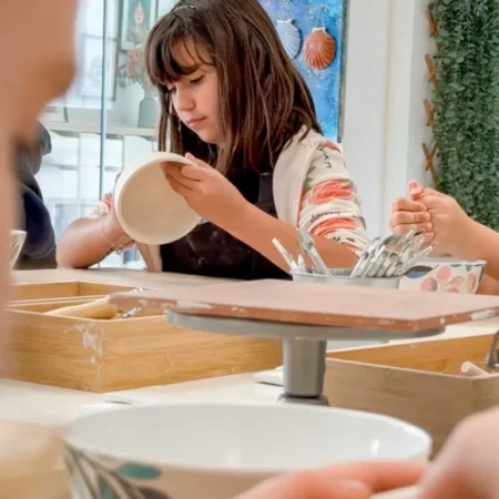 Taller de cerámica infantil Con S Líquida – espacio luminoso y creativo Taller de cerámica infantil Con S Líquida – espacio luminoso y creativo