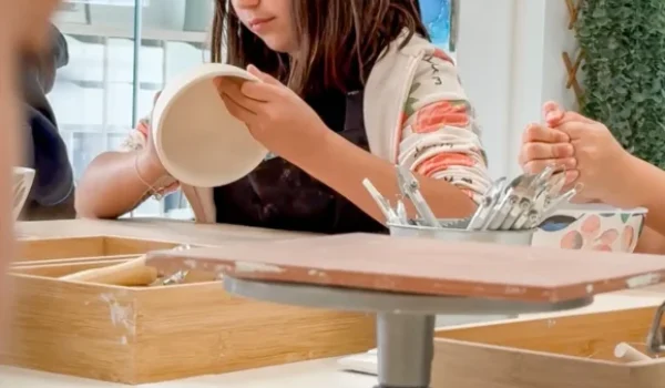 Taller de cerámica infantil Con S Líquida – espacio luminoso y creativo