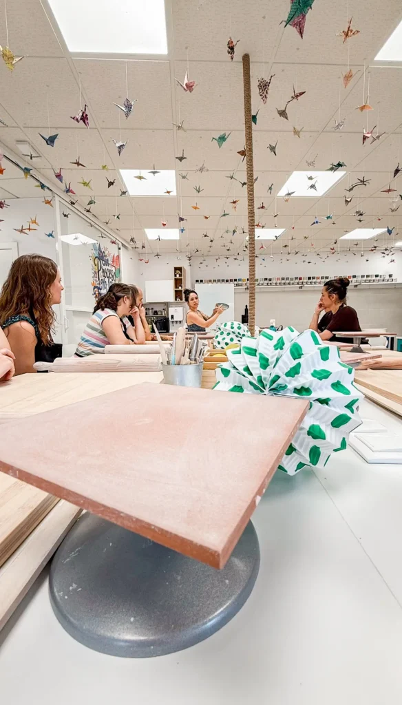 Grupo de adultos modelando barro en un taller de manualidades en Sevilla Este